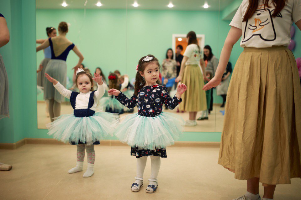 Дети занимаются балетом